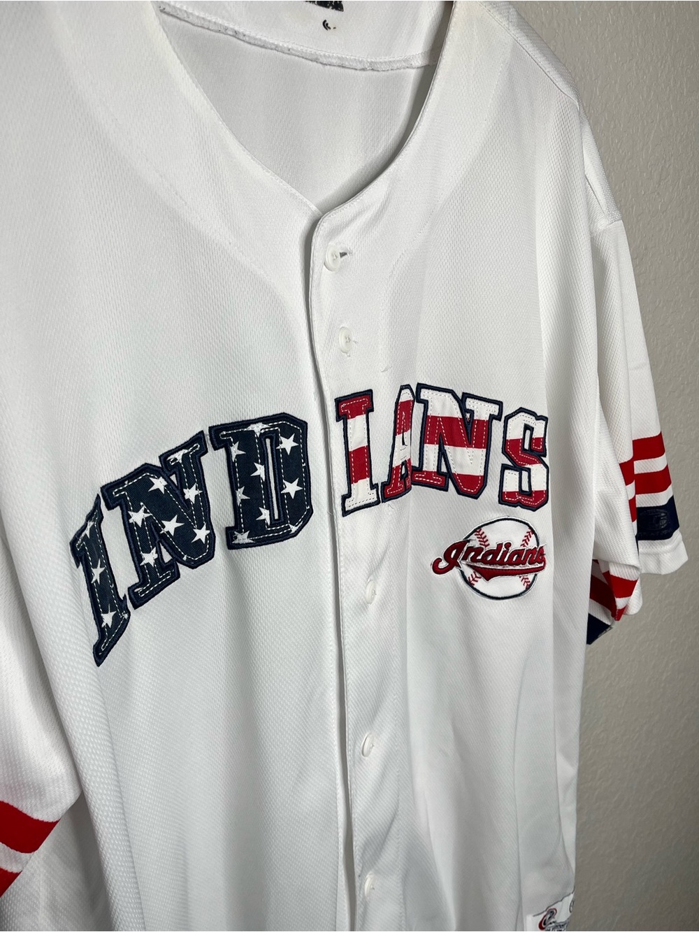 Cleveland Indians Patriotic Baseball Jersey XL White Red Blue Button Up MLB - Picture 2 of 9